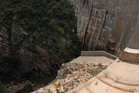 Structure of a dam